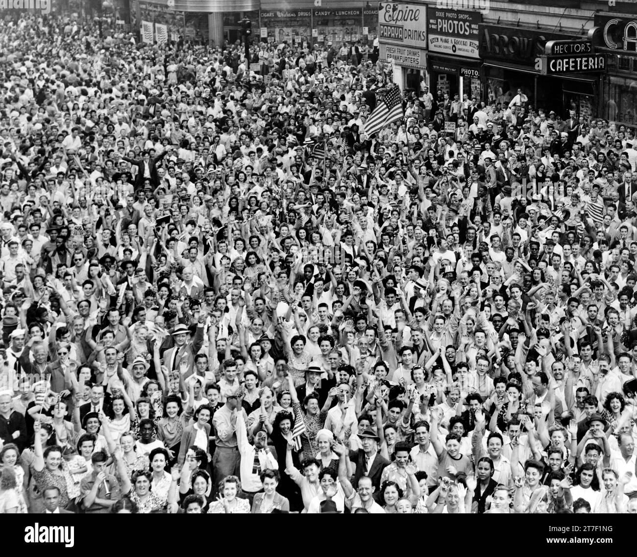 VJ Day. Foule de gens à Times Square le jour de la victoire sur le V-J au moment de l'annonce de la reddition japonaise le 14 août 1945 Banque D'Images