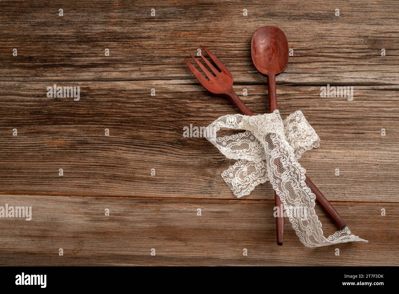 cuillère et fourche sculptées sur un fond en bois avec espace de copie Banque D'Images