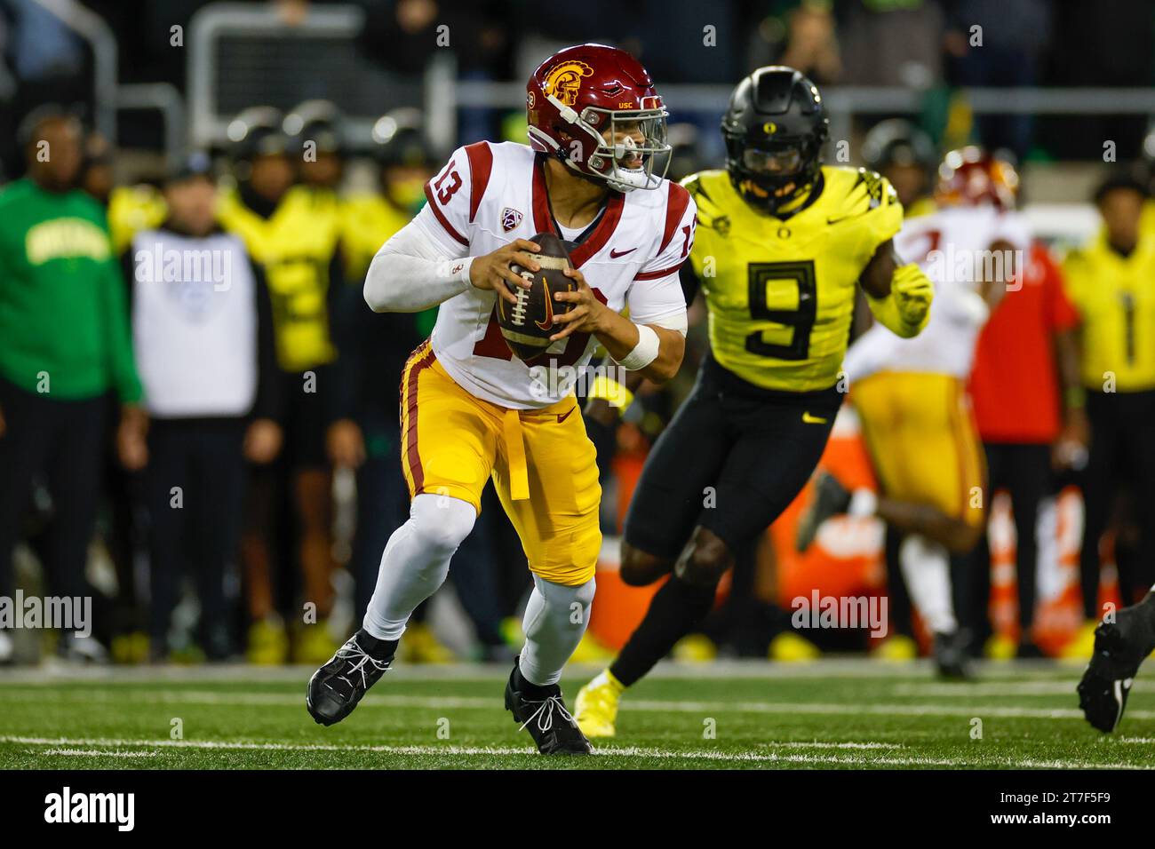 Le quarterback Caleb Williams (13) de l'USC Trojans se bat avec le ballon lors d'un match de football universitaire de saison régulière contre les Ducks de l'Oregon, samedi, Banque D'Images