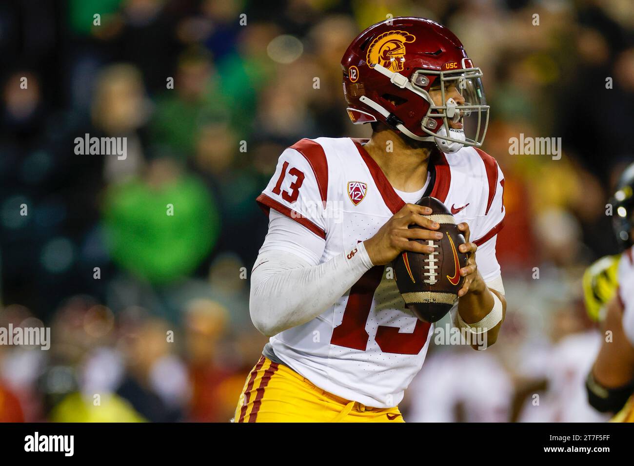 Le quarterback Caleb Williams (13) de l'USC Trojans cherche un receveur ouvert lors d'un match de football universitaire de saison régulière contre les Ducks de l'Oregon, Saturda Banque D'Images