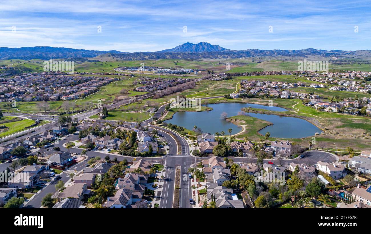 Une communauté de parcours de golf dans le nord de la Californie avec des maisons et un lac avec des collines verdoyantes et une montagne en arrière-plan Banque D'Images