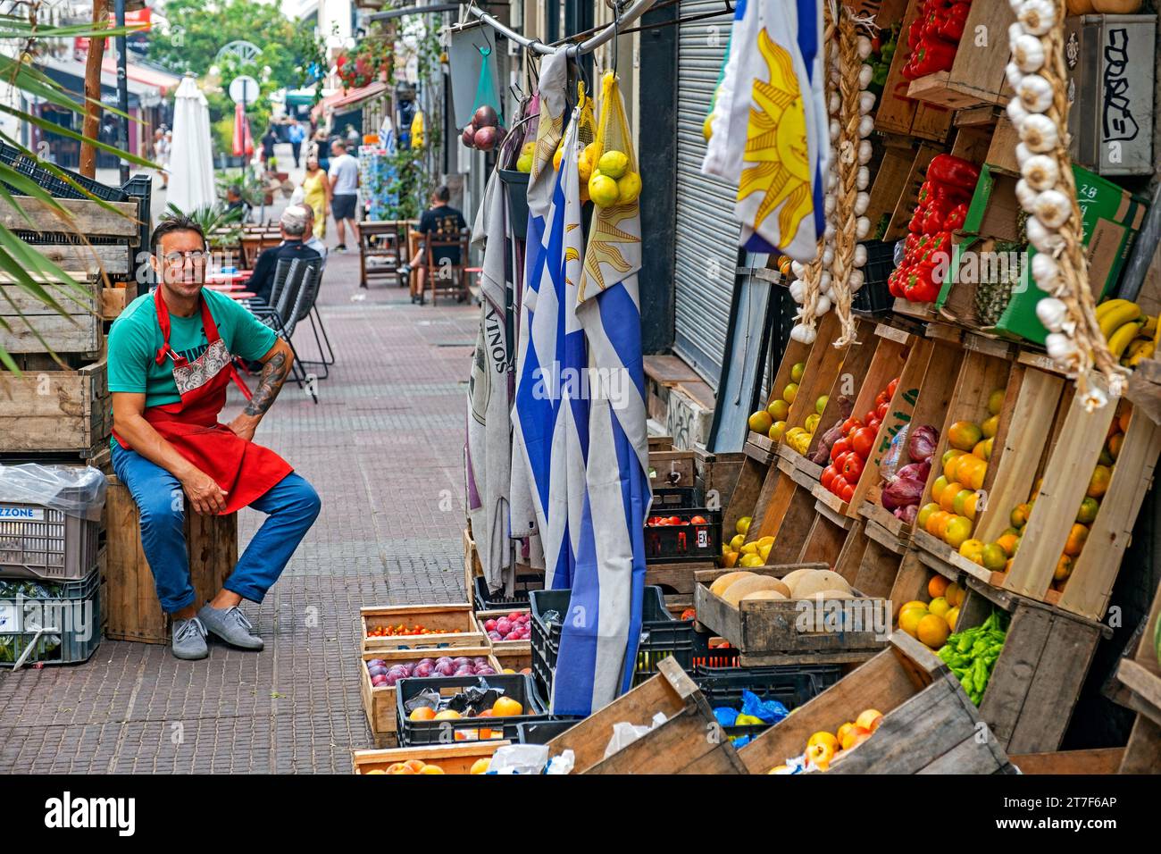 Vendeur de rue vendant des fruits dans la Ciudad Vieja / Vieille ville, quartier historique de la capitale Montevideo, Uruguay, Amérique du Sud Banque D'Images