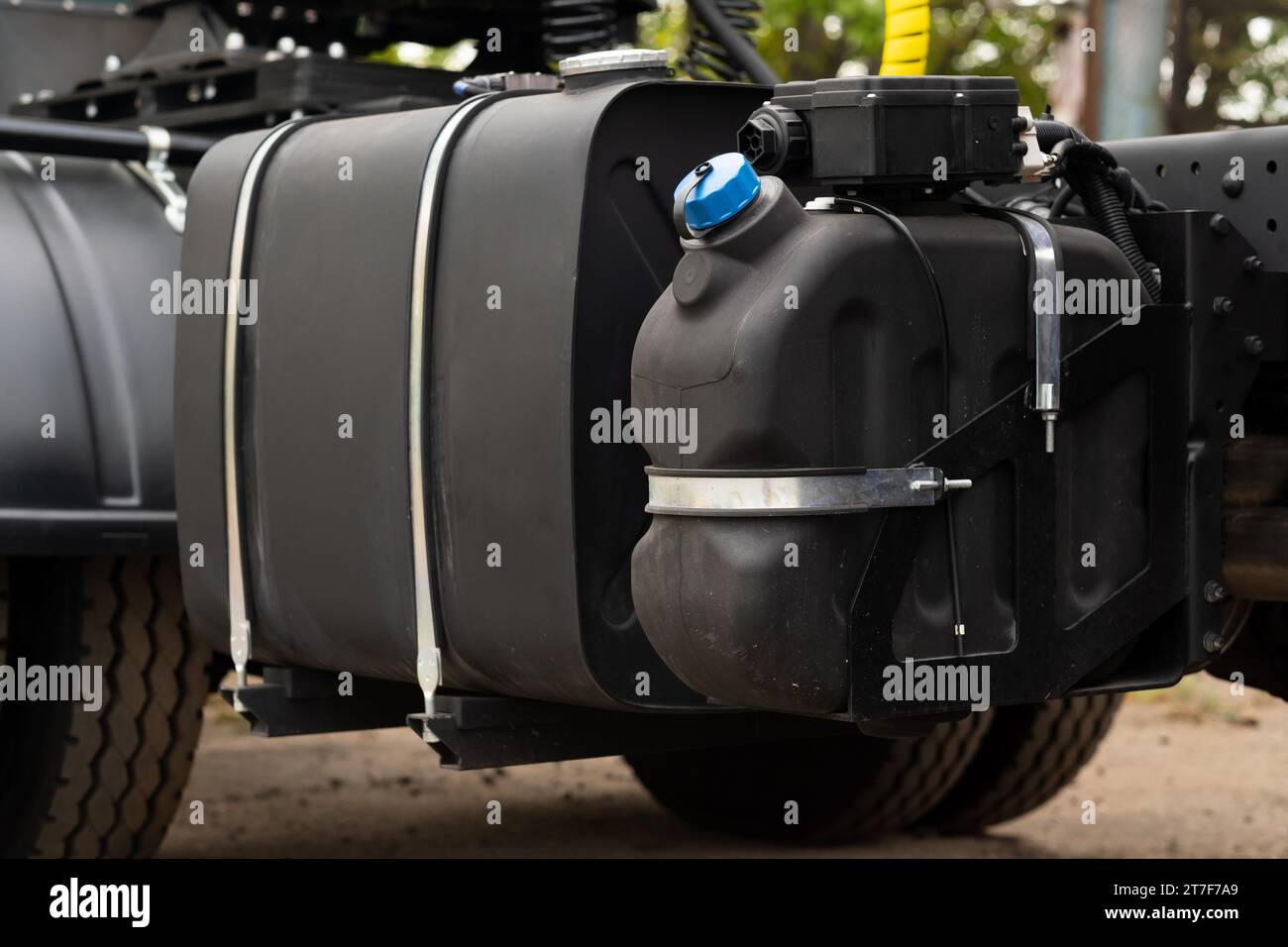 Gros plan du grand réservoir de carburant de camion noir en plastique. Banque D'Images