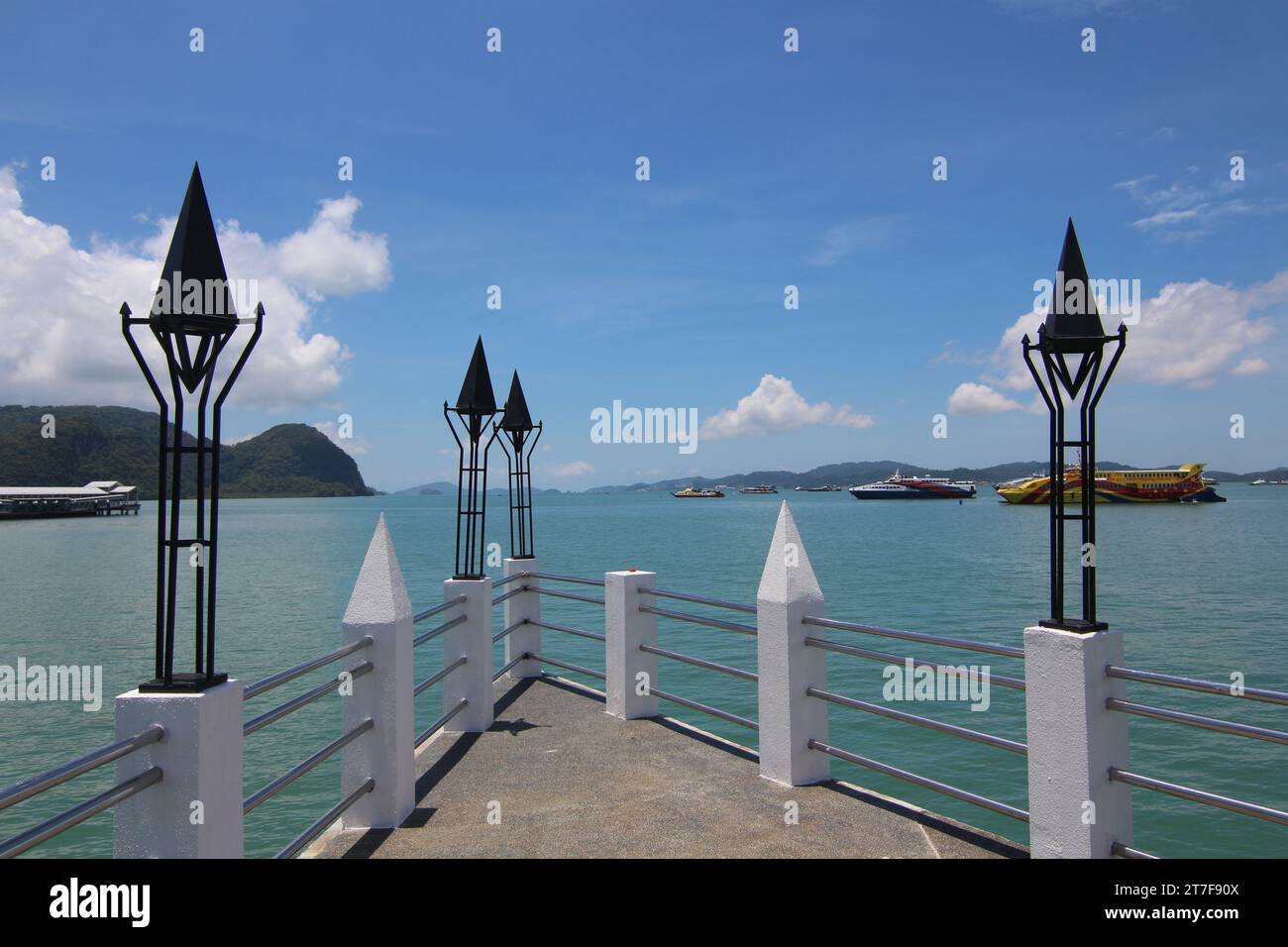 Eagle Square Langkawi avec des ferries traversant la jetée Kuah. Banque D'Images