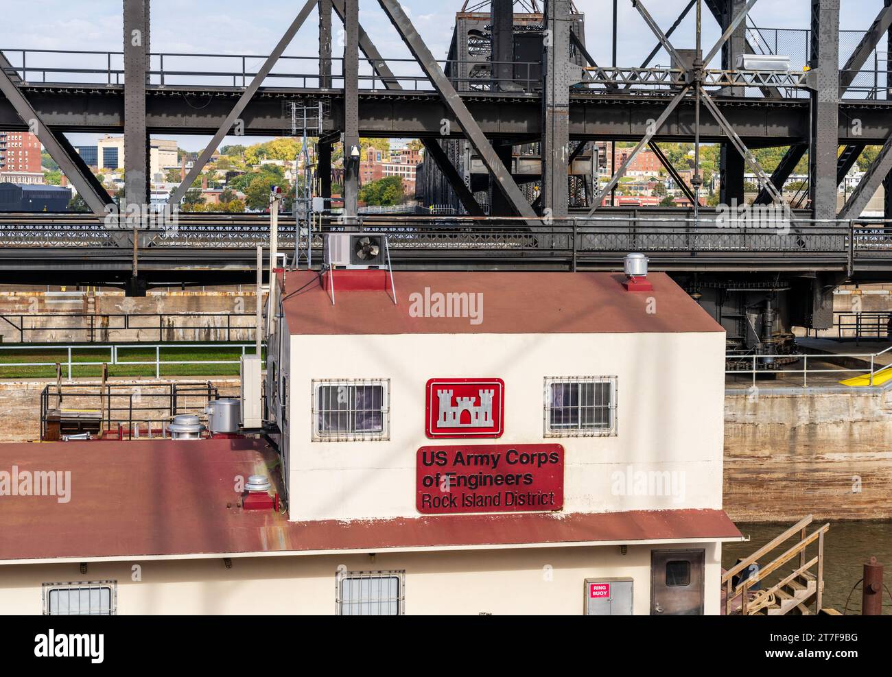 La barge du corps des ingénieurs de l'armée avec des bureaux entre dans l'écluse et le barrage n ° 15 à Davenport, Iowa Banque D'Images