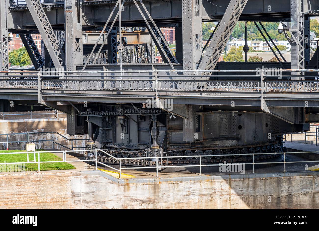 Détail des engrenages sur la travée historique de l'Arsenal ou le pont gouvernemental s'ouvre sur l'écluse et le barrage n ° 15 à Davenport, Iowa Banque D'Images