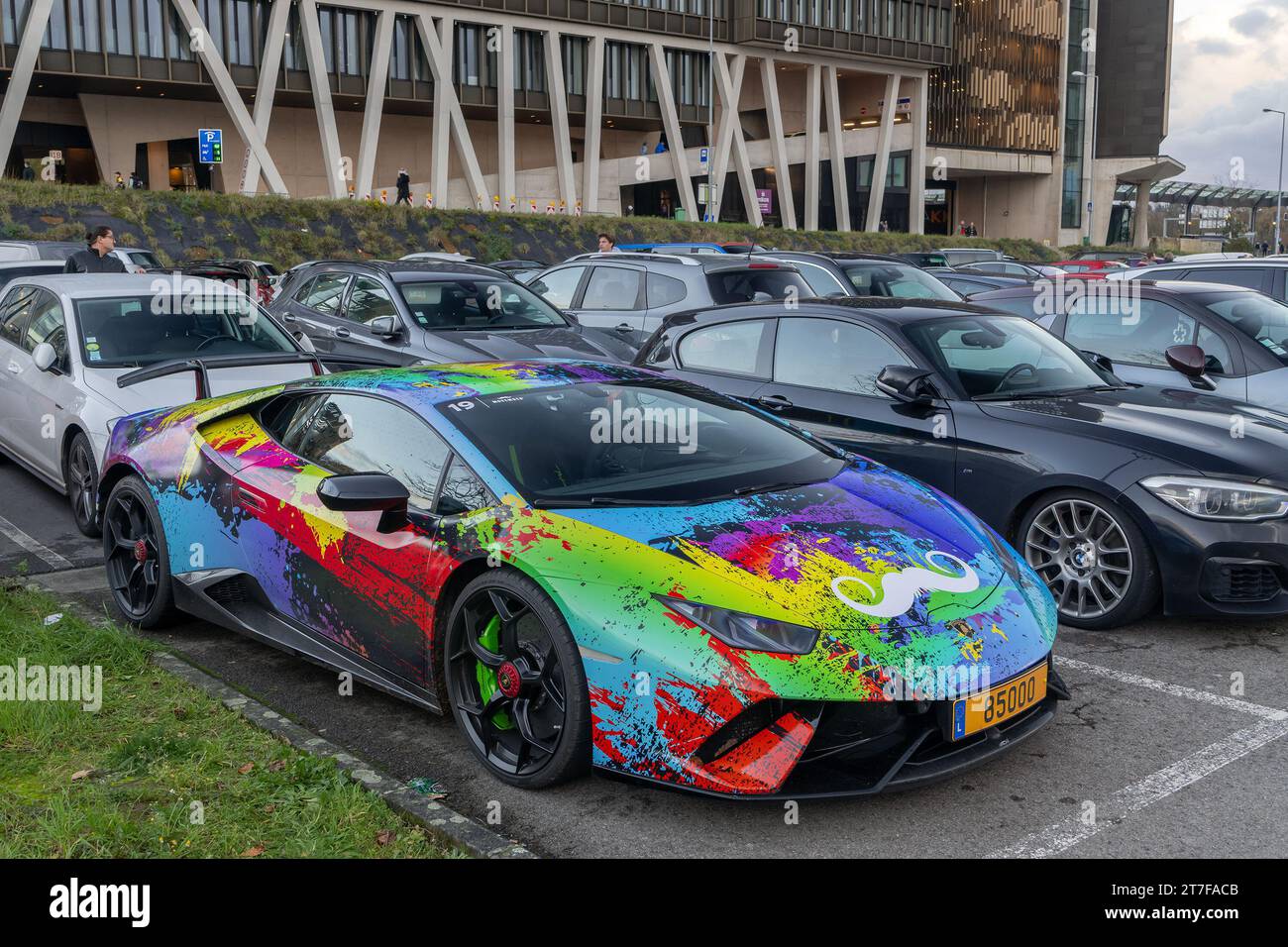 Luxembourg ville, Luxembourg - Lamborghini Huracán performante multicolore garé dans un parking. Banque D'Images