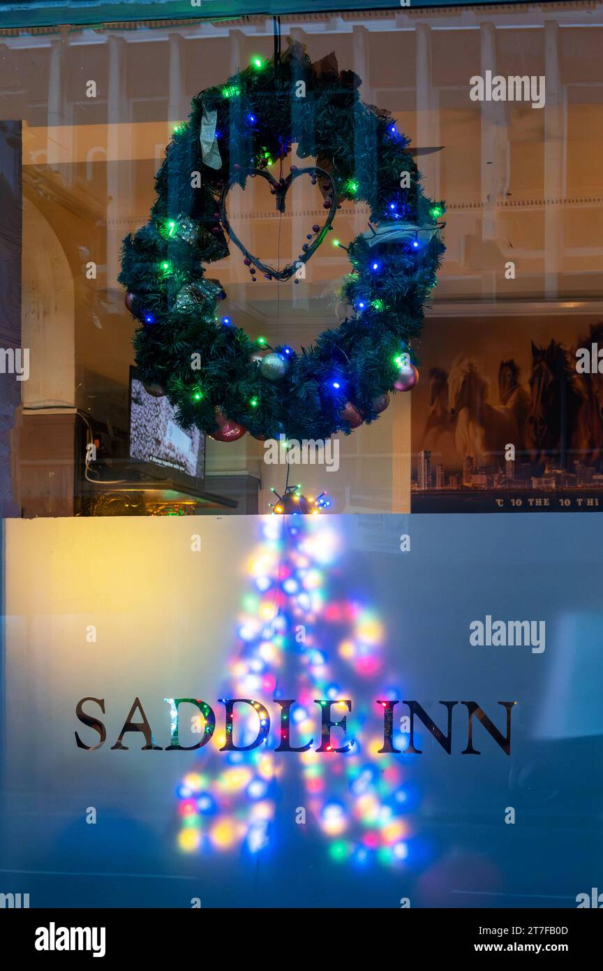 Une fenêtre de Saddle Inn Christmas 2023 Liverpool Banque D'Images