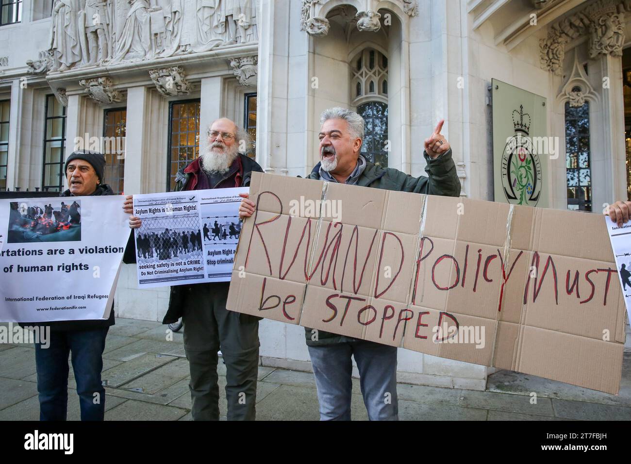 Londres, Royaume-Uni. 15 novembre 2023. Les manifestants placent des pancartes devant la Cour suprême de Westminster alors que la cour juge que le plan d'asile du gouvernement britannique au Rwanda est illégal. (Photo Steve Taylor/SOPA Images/Sipa USA) crédit : SIPA USA/Alamy Live News Banque D'Images