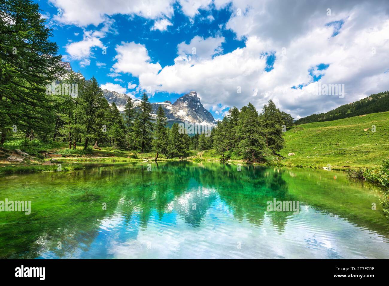 Le Lac Bleu (Lago blu en italien) et le Cervino en italien. Cervinia, Vallée d'Aoste, Italie Banque D'Images
