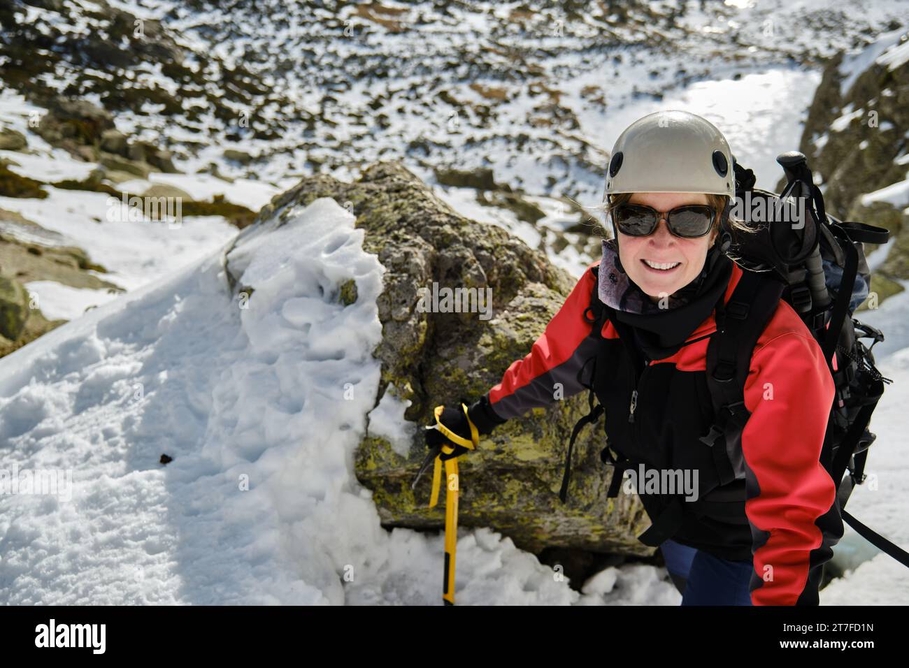 Mountaineer prenant selfie sur terrain enneigé pendant la randonnée Banque D'Images