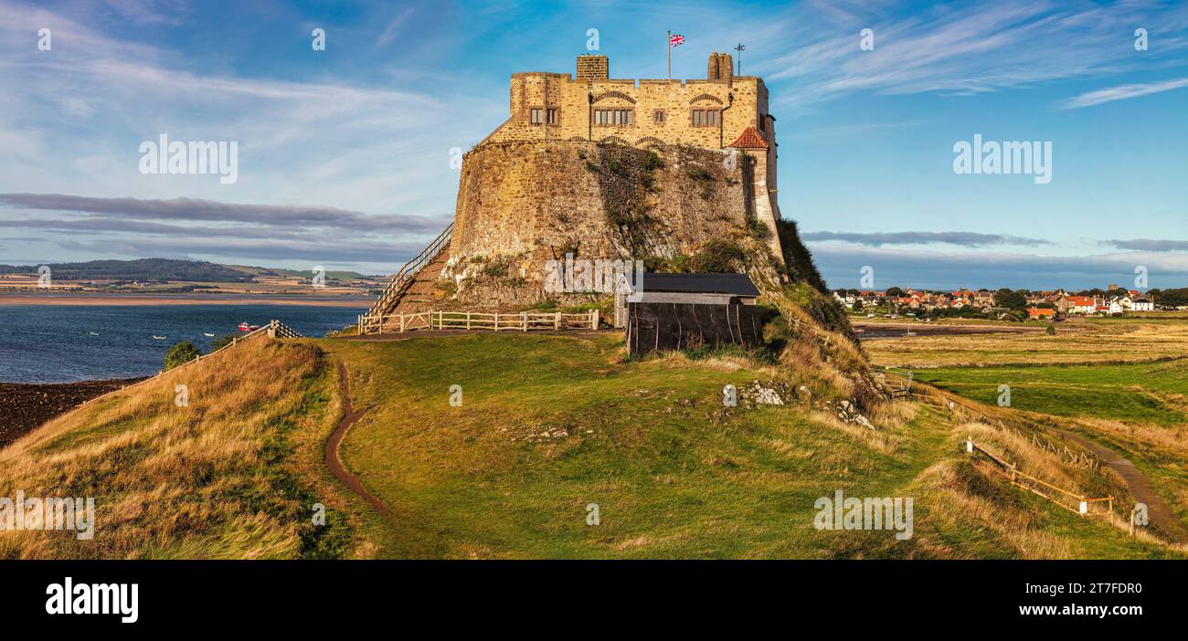 Vue de jour en été du château de Lindisfarne sur l'île Sainte de Lindisfarne dans le Northumberland, Angleterre, Royaume-Uni Banque D'Images