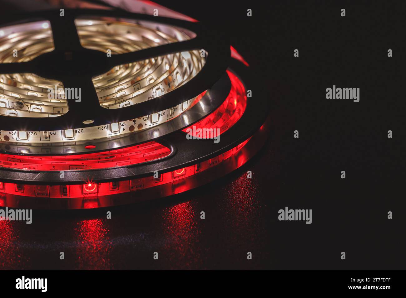 Bobine LED smd, couleur rouge et blanc chaud, avec un fond noir. Banque D'Images