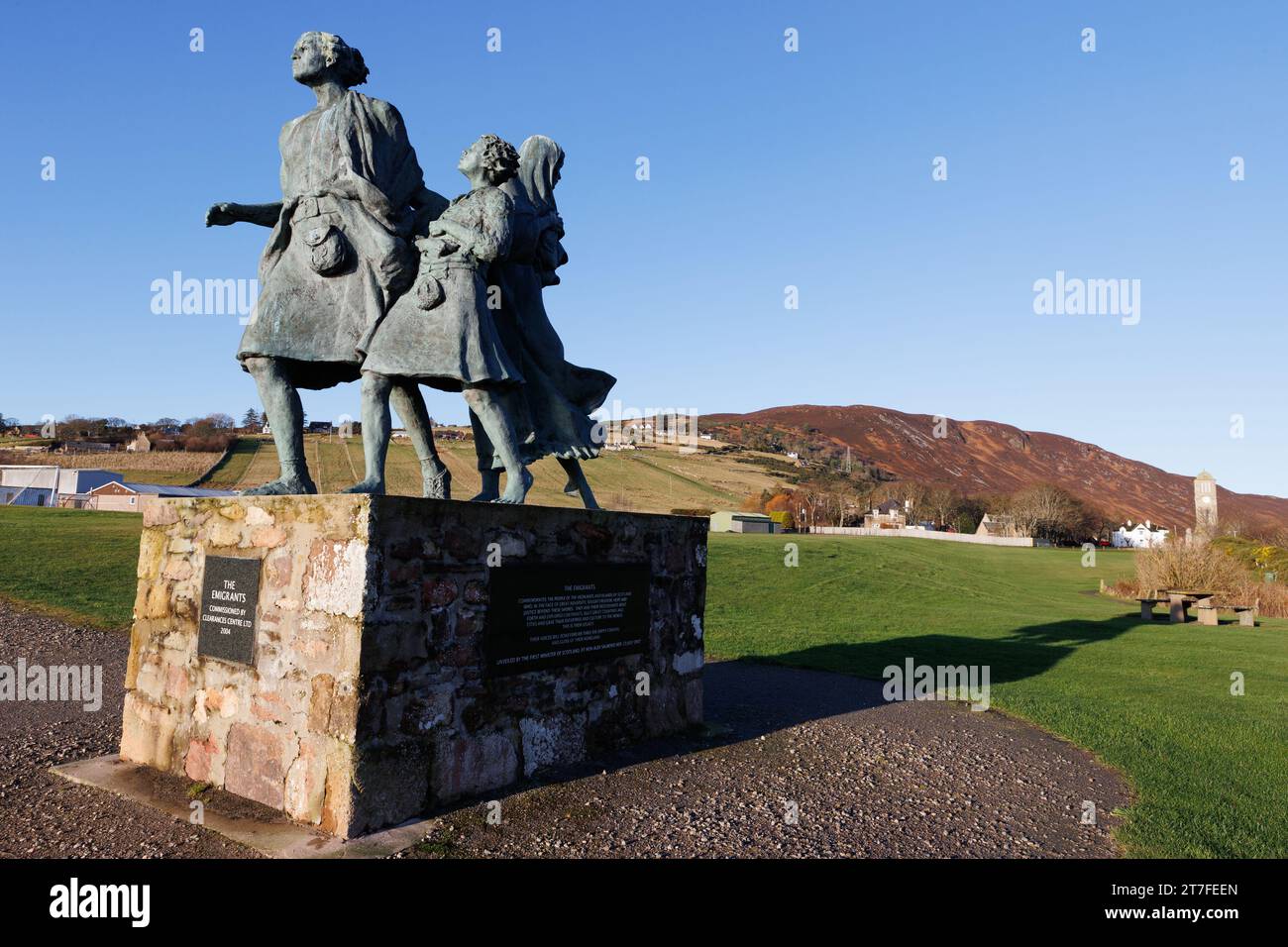 Helmsdale, Sutherland, Écosse. 15 novembre 2023. La statue des émigrants à Helmsdale, une ville côtière sur la côte est de Sutherland, en Écosse. Banque D'Images