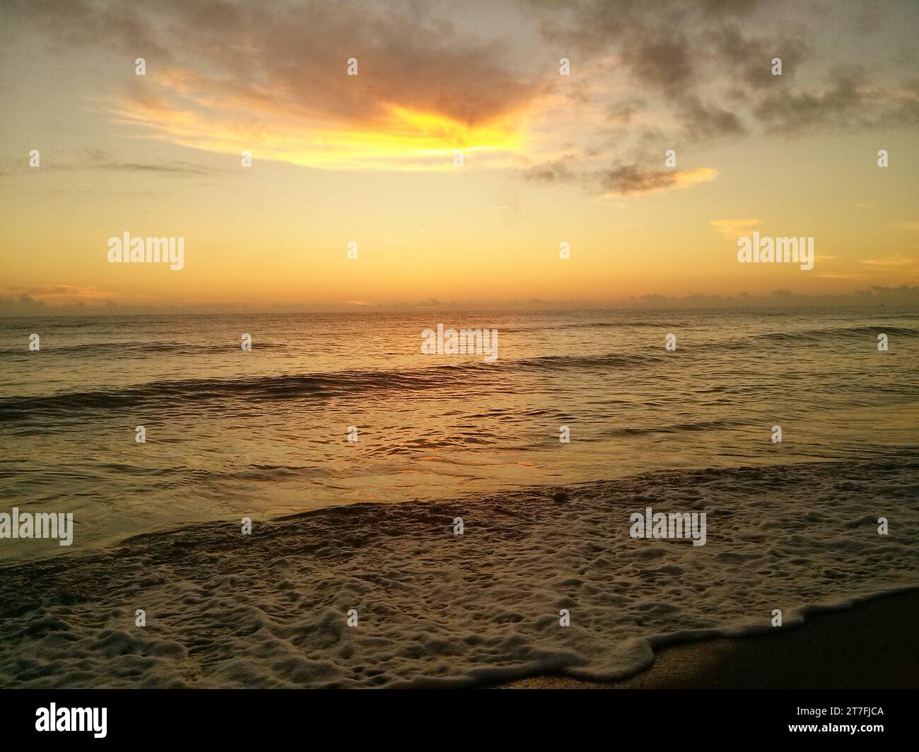 Cumuruxatiba, Brésil coucher de soleil sur la plage côtière de Bahia à la fin de la journée sable et mer Banque D'Images