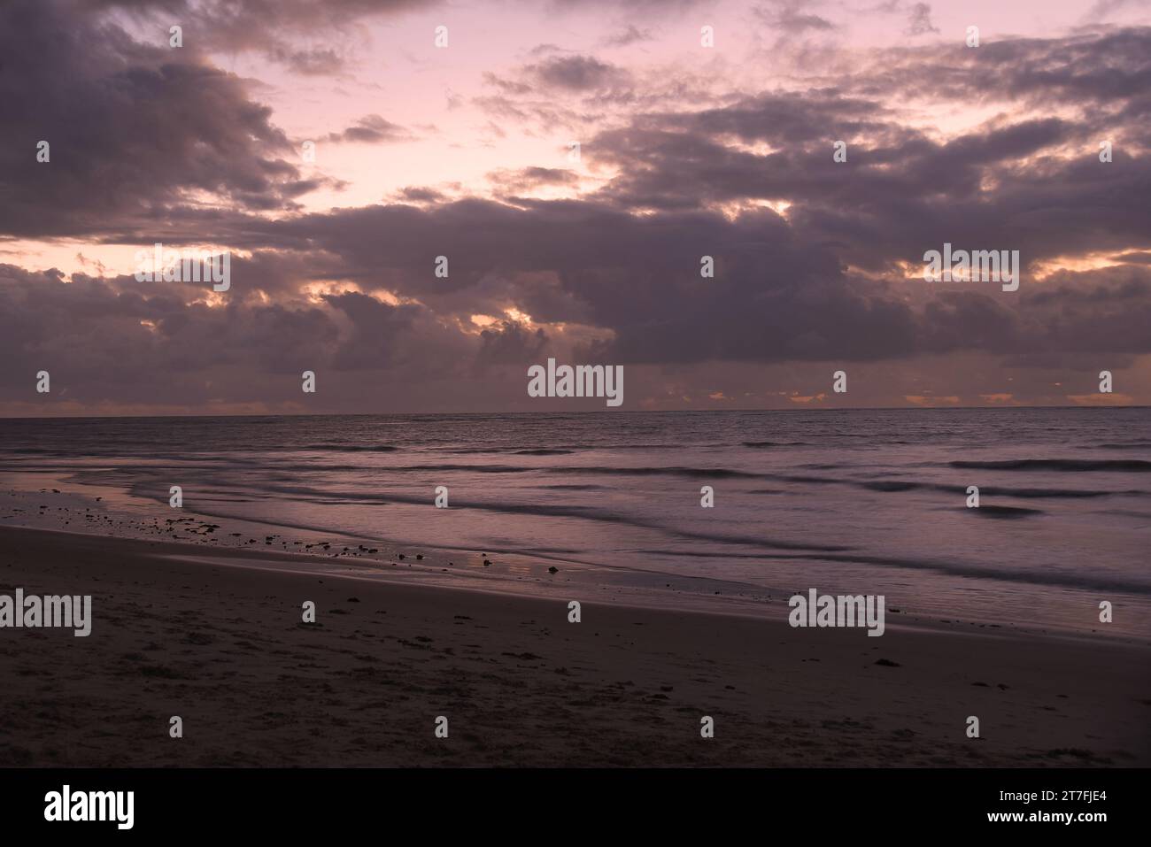 coucher de soleil sur la plage de sable avec vagues de mer vacances repos liberté océan Banque D'Images