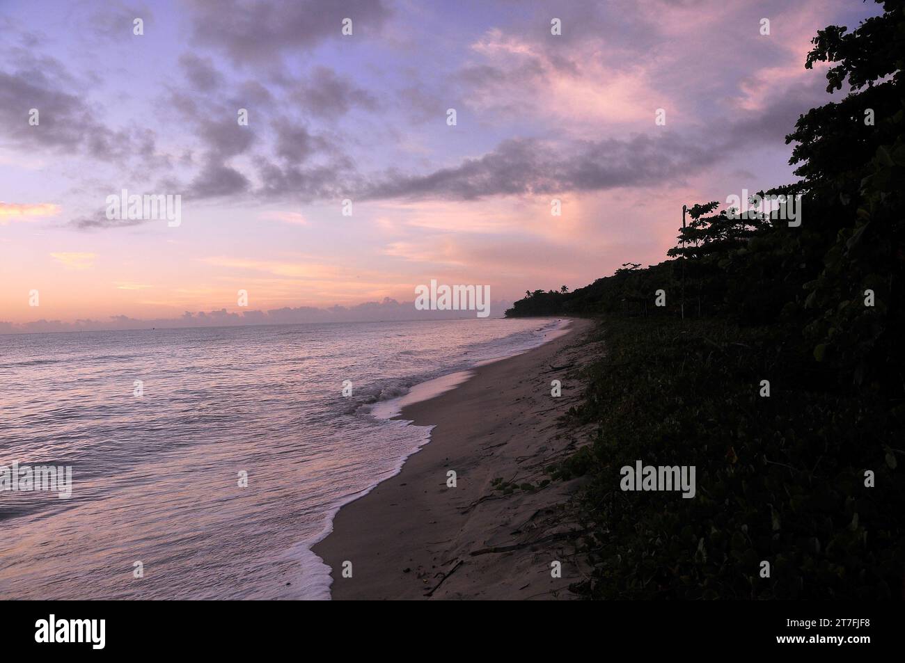 Cumuruxatiba, Brésil coucher de soleil sur la plage côtière de Bahia à la fin de la journée sable et mer Banque D'Images