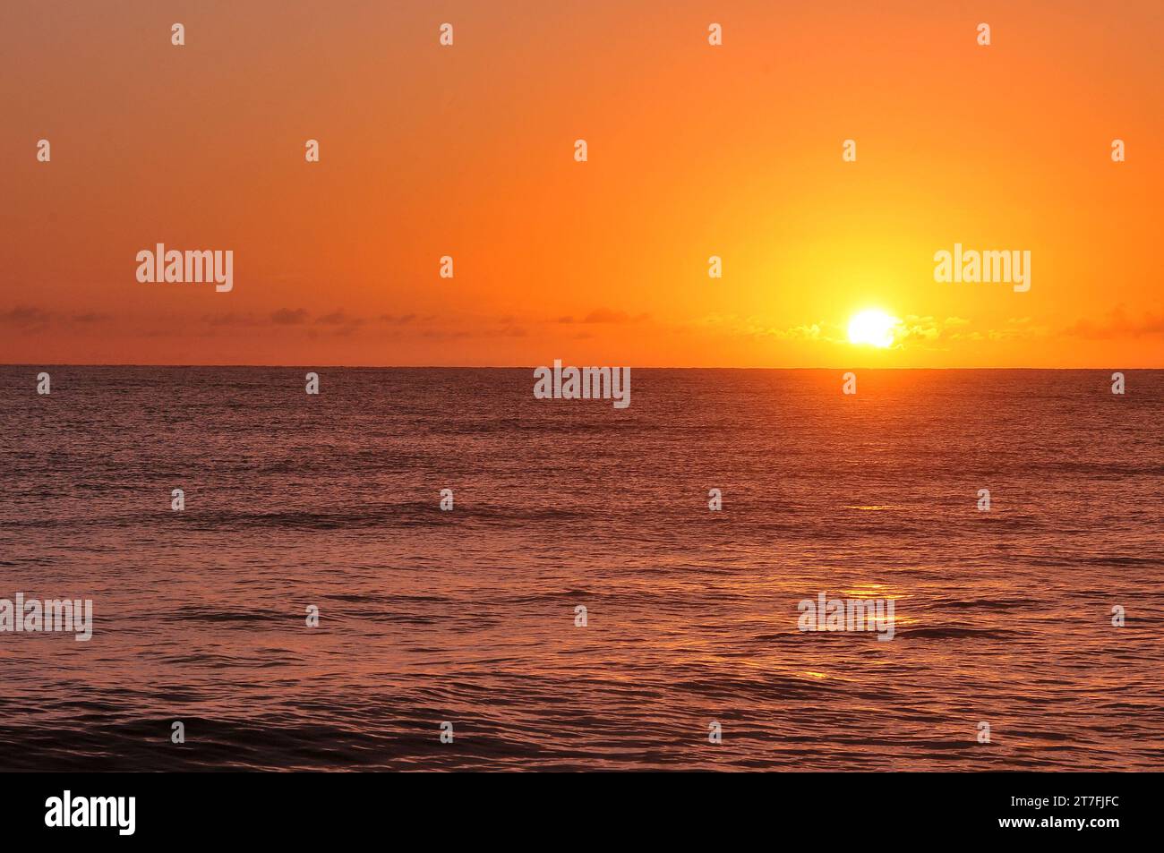 Cumuruxatiba, Brésil coucher de soleil sur la plage côtière de Bahia à la fin de la journée sable et mer Banque D'Images