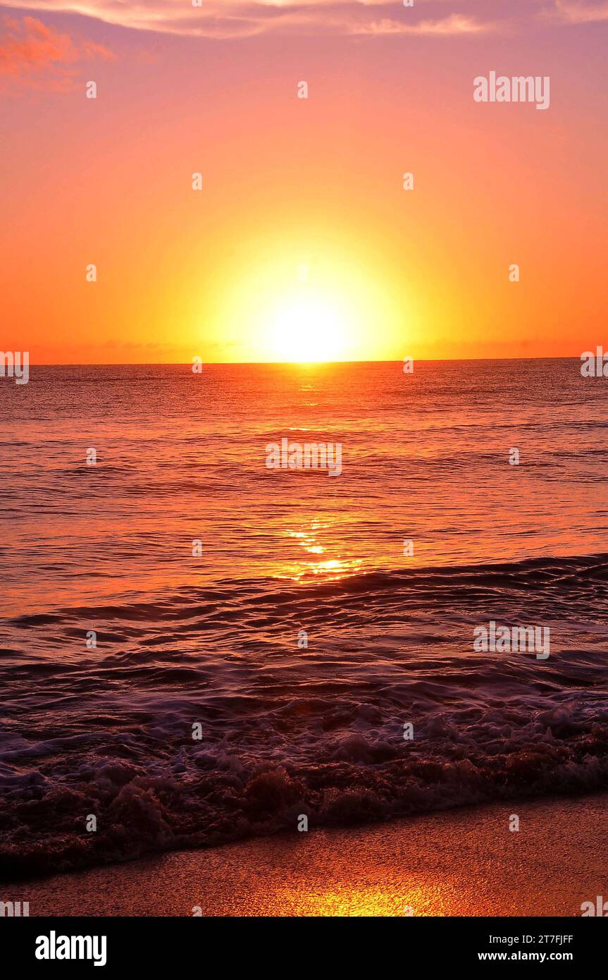 Cumuruxatiba, Brésil coucher de soleil sur la plage côtière de Bahia à la fin de la journée sable et mer Banque D'Images