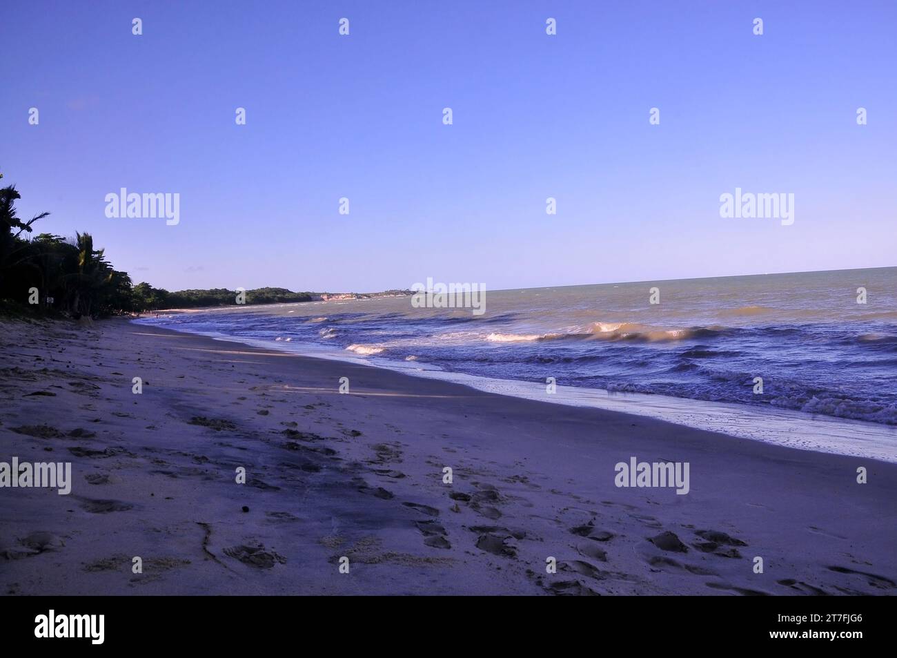 Cumuruxatiba, Brésil coucher de soleil sur la plage côtière de Bahia à la fin de la journée sable et mer Banque D'Images