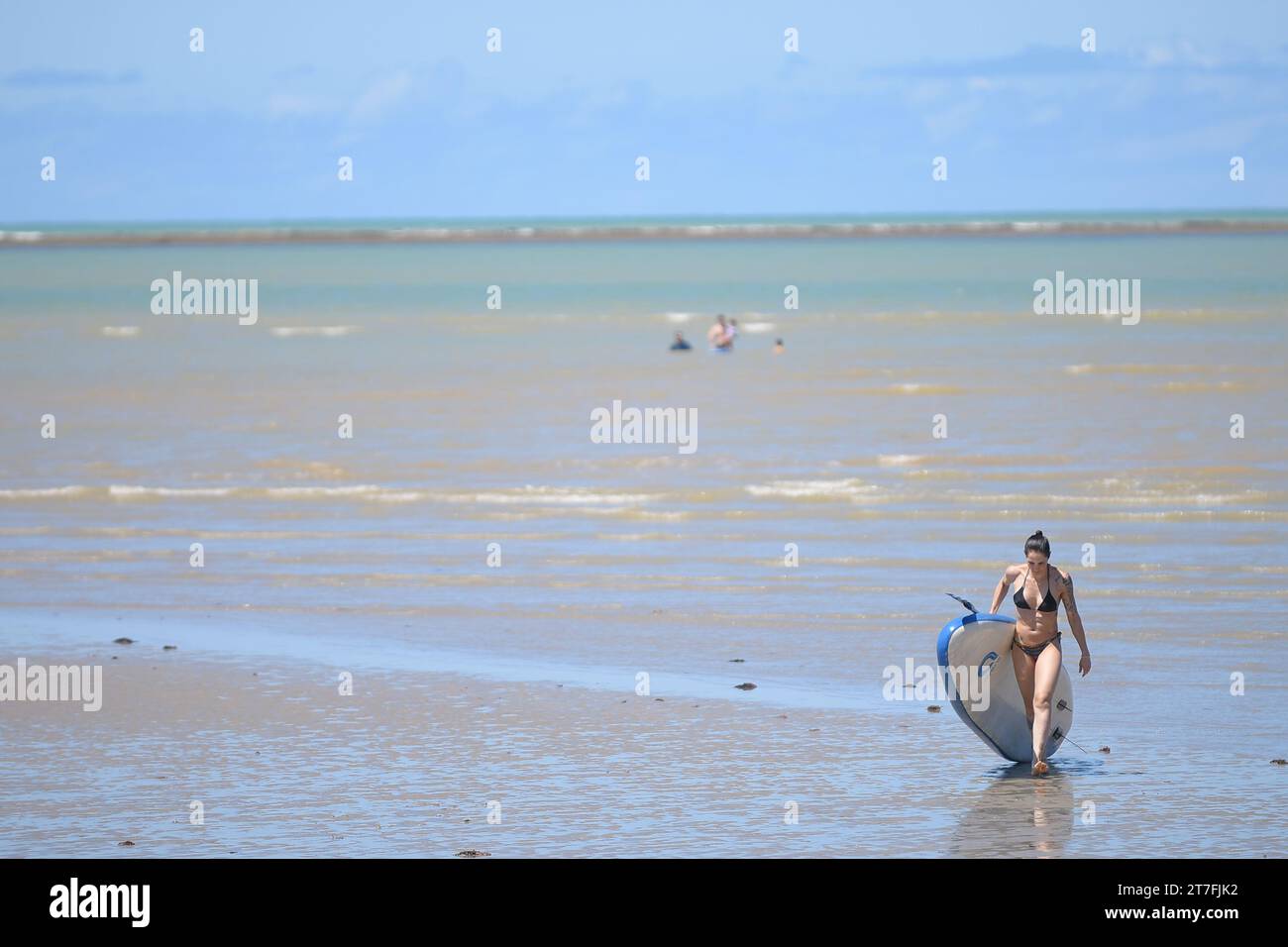Bahia, Brésil - 4 septembre 2023 - marcher sur la plage hors de la mer exercice pratique sur la côte de l'image de la mer Banque D'Images