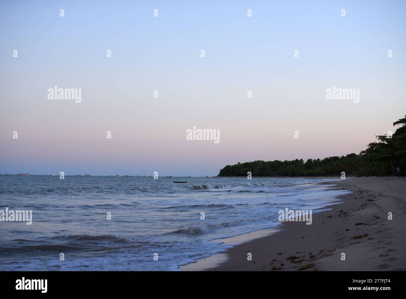 coucher de soleil sur la plage de sable avec vagues de mer vacances repos liberté image de l'océan Banque D'Images