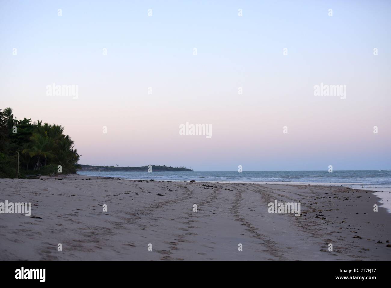 coucher de soleil sur la plage de sable avec vagues de mer vacances repos liberté image de l'océan Banque D'Images