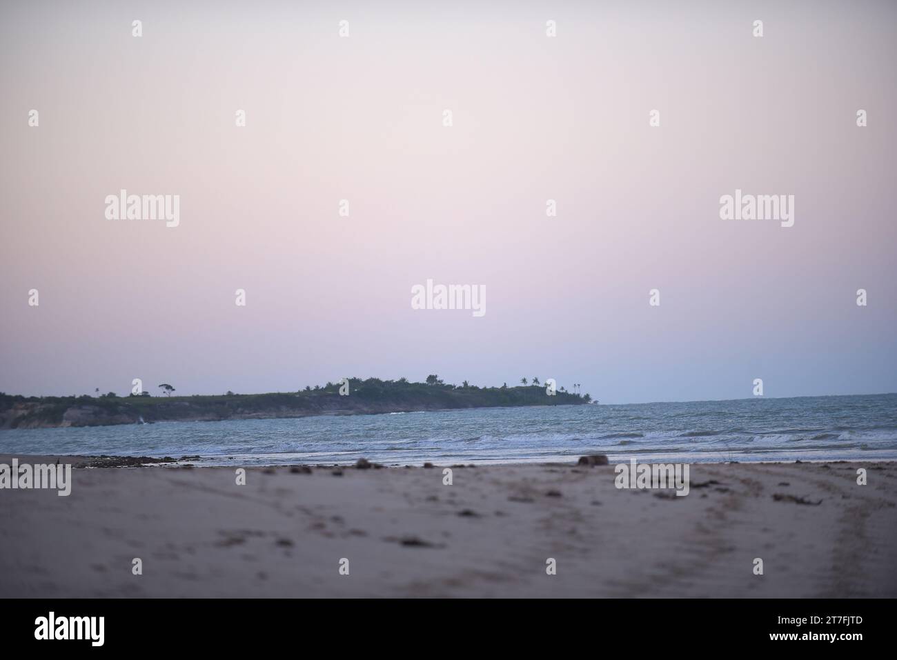 coucher de soleil sur la plage de sable avec vagues de mer vacances repos liberté image de l'océan Banque D'Images