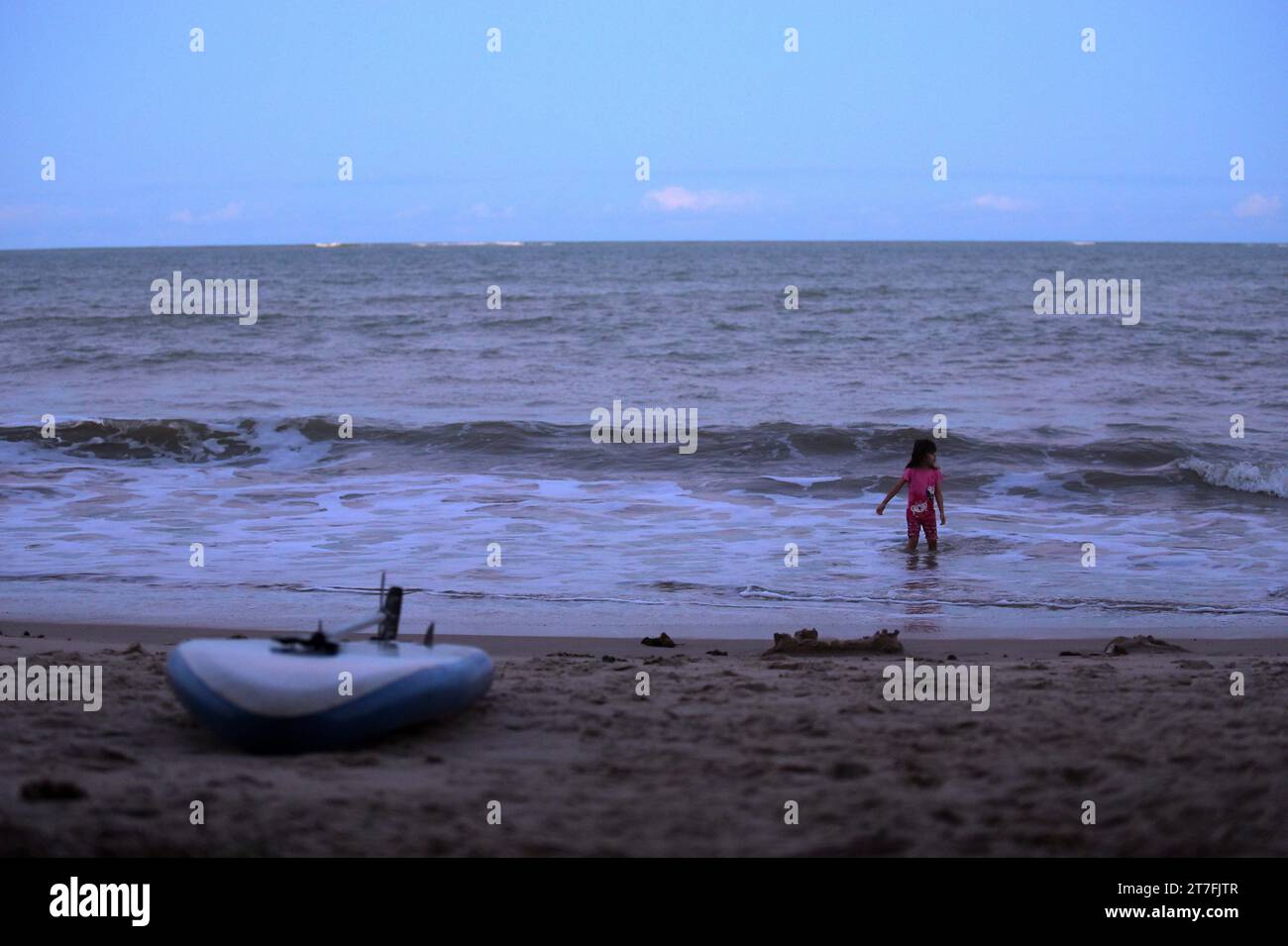 Bahia, Brésil - 4 septembre 2023 - couple marchant sur la plage hors de la mer pratiquer l'exercice sur l'image de la côte Banque D'Images