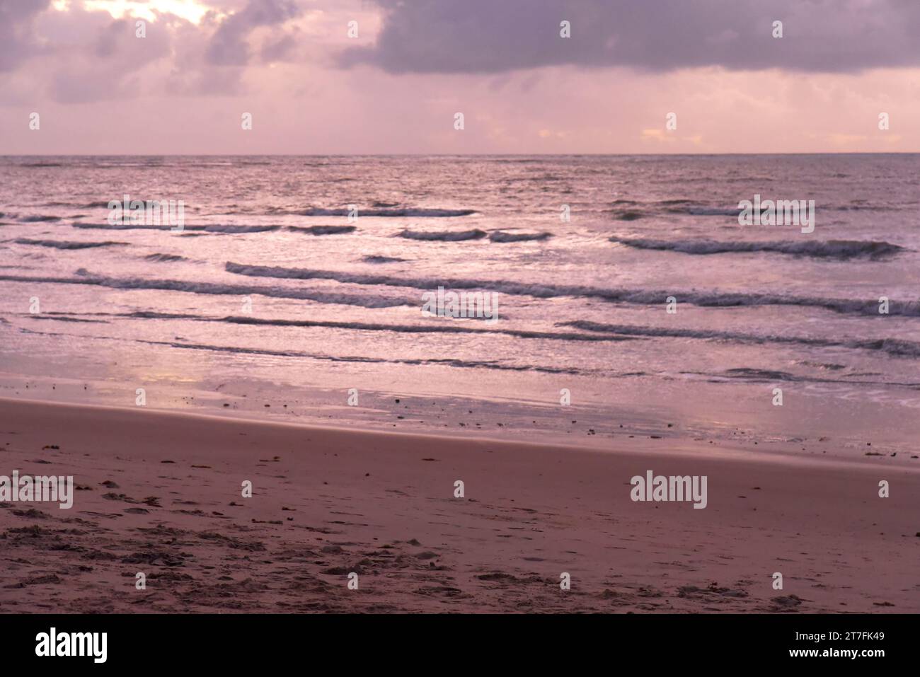 coucher de soleil sur la plage de sable avec vagues de mer vacances repos liberté image de l'océan Banque D'Images