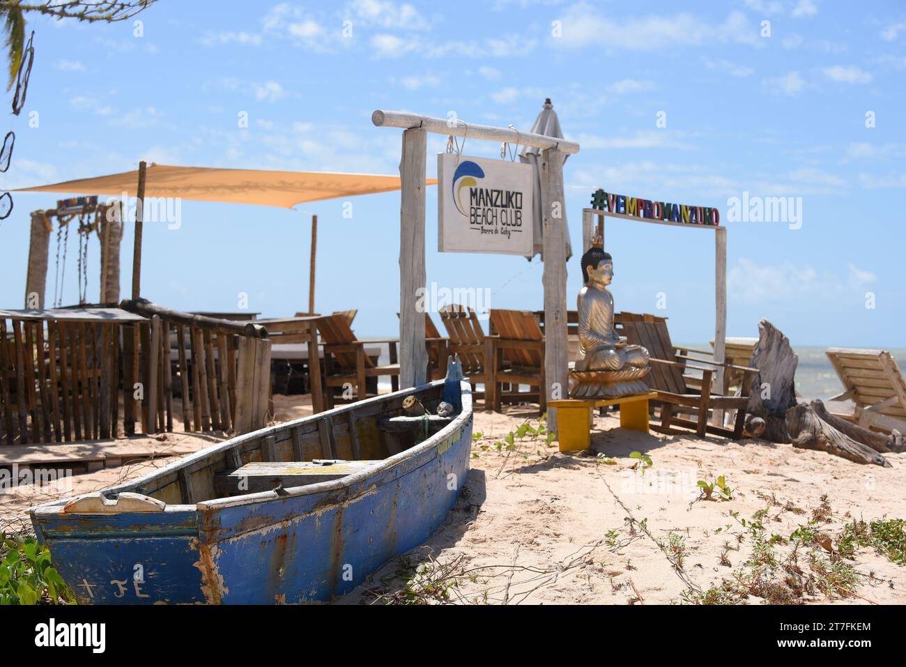 Bahia, Brésil - le 7 septembre 2023 - le vieux bateau de pêcheur abandonné sur la plage a endommagé le navire image de la mer Banque D'Images