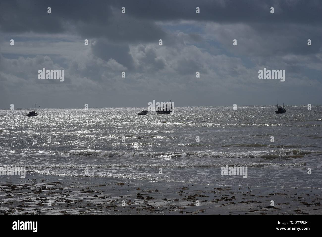 Brésil, Bahia 7 septembre 2023 : vieux bateaux de pêcheurs abandonnés sur la plage sale déchets pollution de saleté les pêcheurs battent Banque D'Images