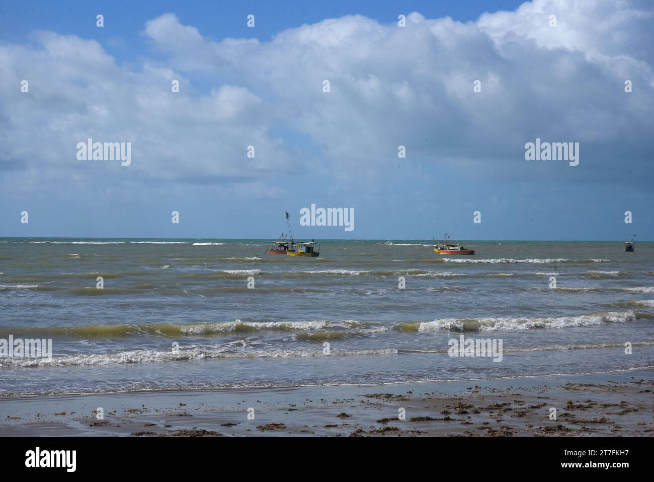 Brésil, Bahia 7 septembre 2023 : vieux bateaux de pêcheurs abandonnés sur la plage sale déchets pollution de saleté les pêcheurs battent Banque D'Images