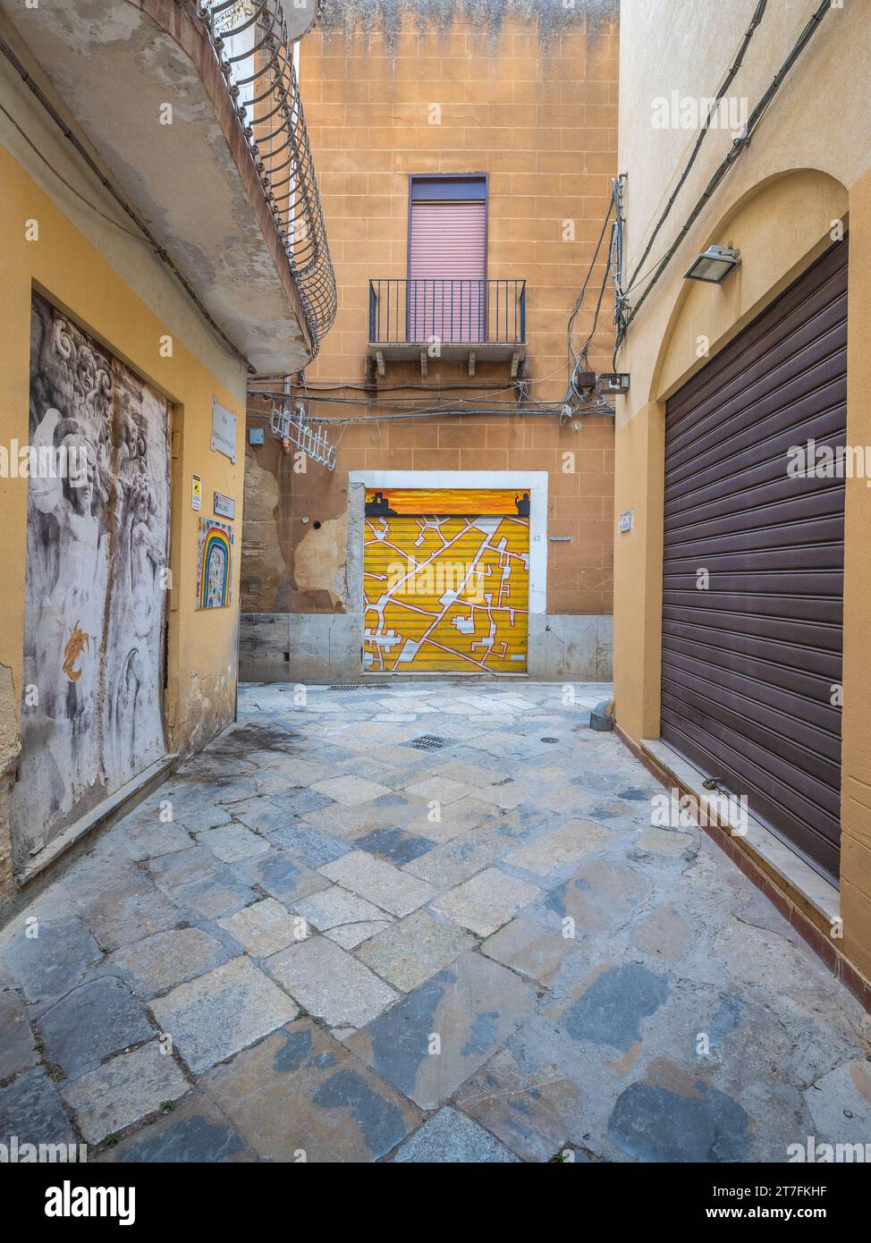 MAZARA DEL VALLO, ITALIE - 8 JUILLET 2023 : le centre-ville, connu sous le nom de Kasbah avec des éléments architecturaux arabes. Banque D'Images