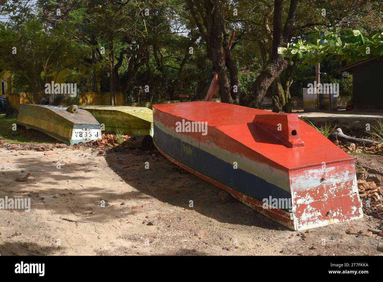 Bahia, Brésil - 7 septembre 2023 - vieux bateau de pêcheur abandonné sur la plage endommagé navire mer Banque D'Images