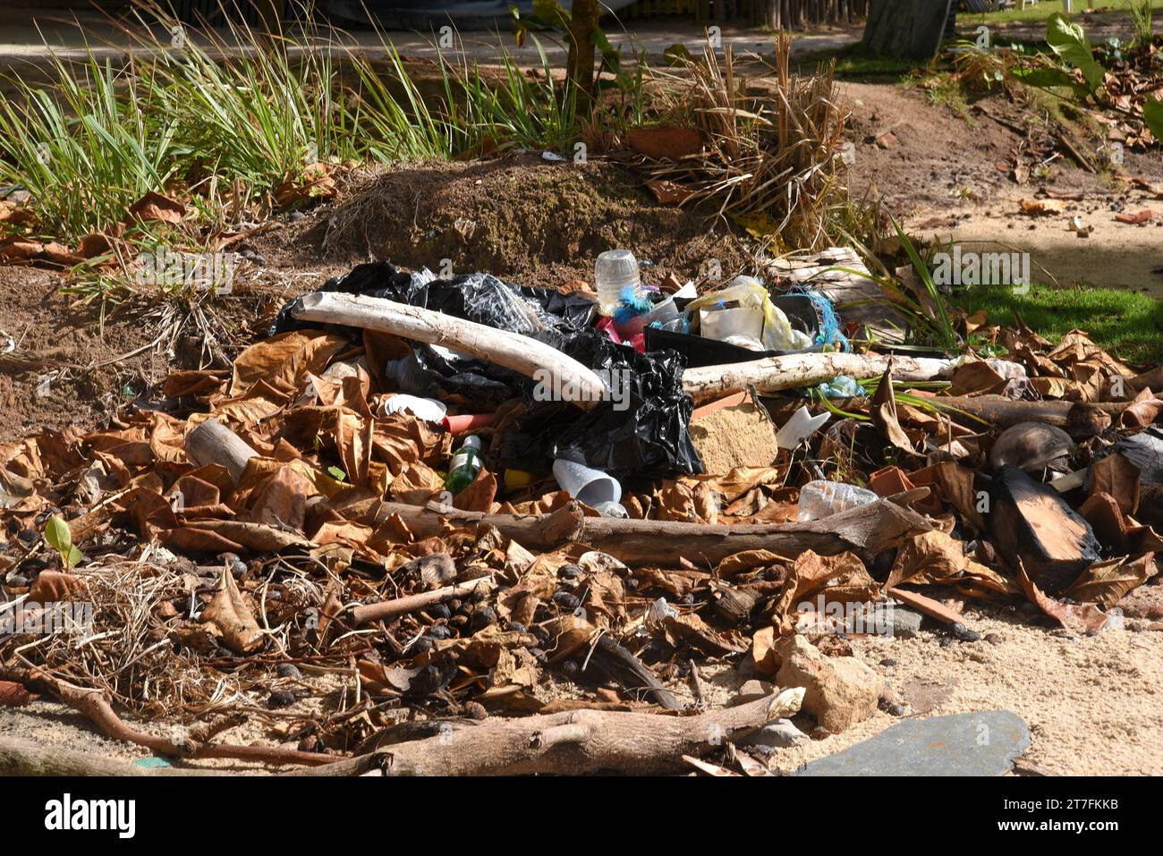 Brésil, Bahia 7 septembre 2023 : vieux bateaux de pêcheurs abandonnés sur la plage sale déchets pollution de saleté les pêcheurs battent Banque D'Images