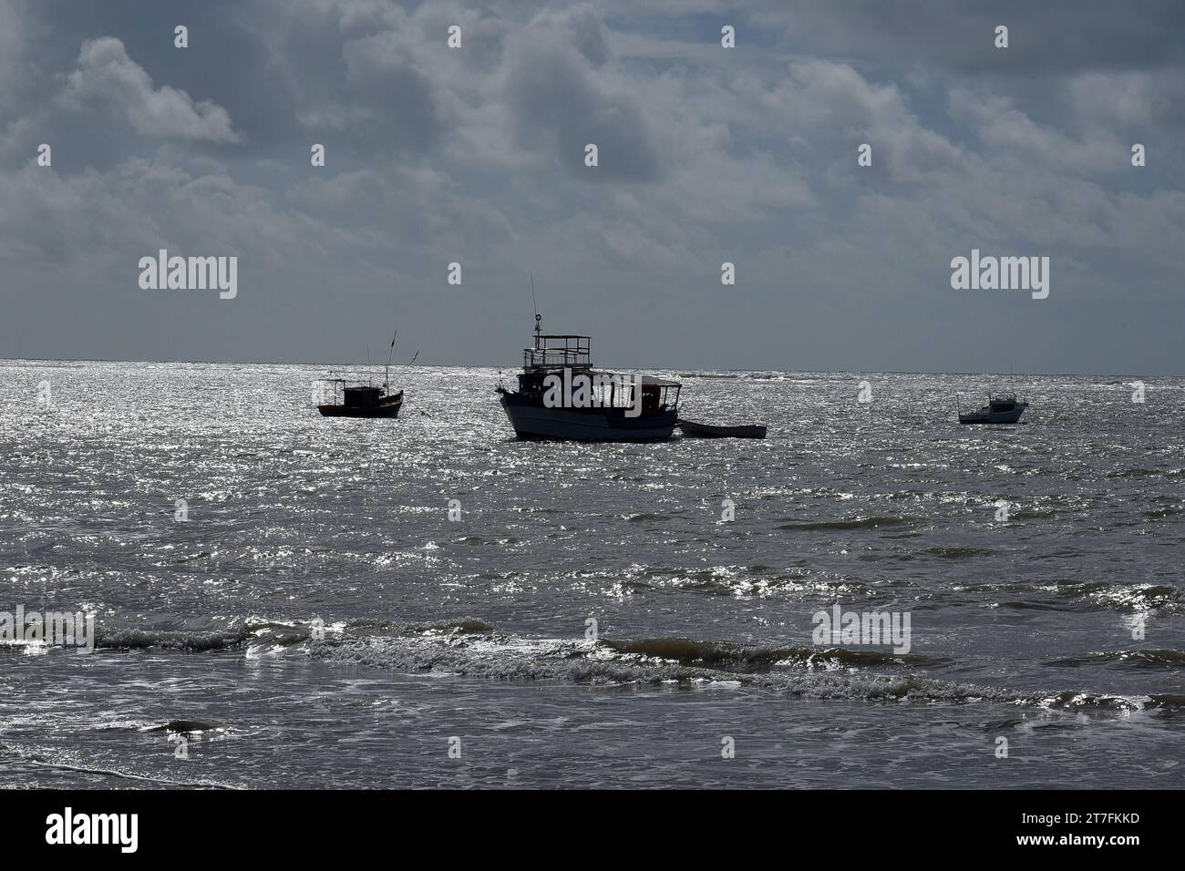 Brésil, Bahia 7 septembre 2023 : vieux bateaux de pêcheurs abandonnés sur la plage sale déchets pollution de saleté les pêcheurs battent Banque D'Images