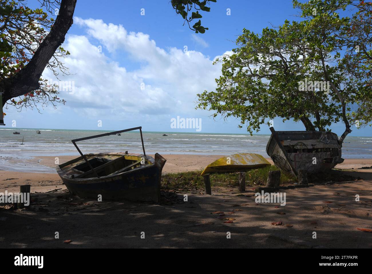 Bahia, Brésil - 7 septembre 2023 - vieux bateau de pêcheur abandonné sur la plage endommagé navire mer Banque D'Images