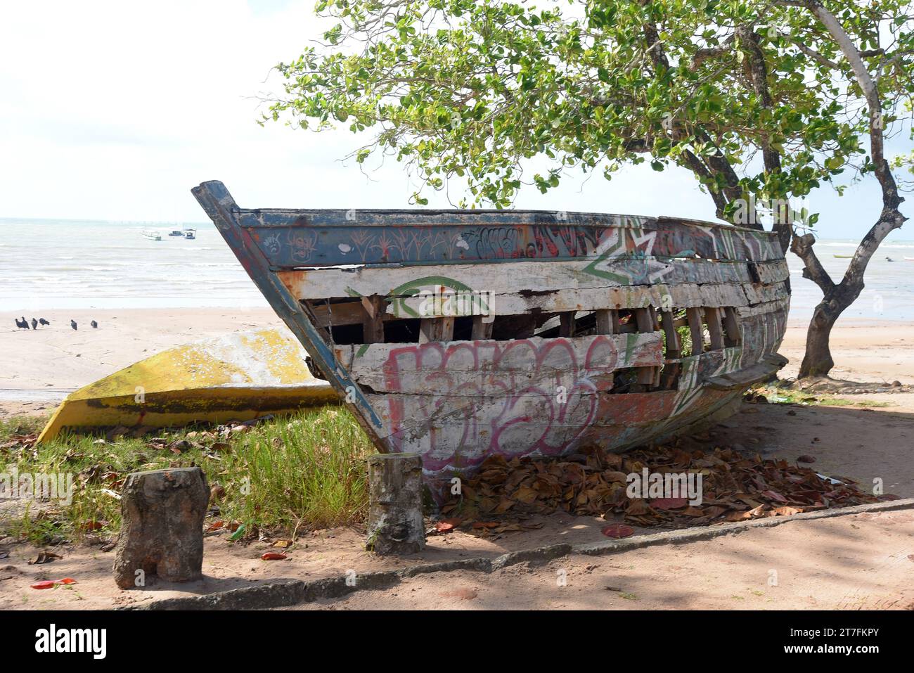 Bahia, Brésil - 7 septembre 2023 - vieux bateau de pêcheur abandonné sur la plage endommagé navire mer Banque D'Images