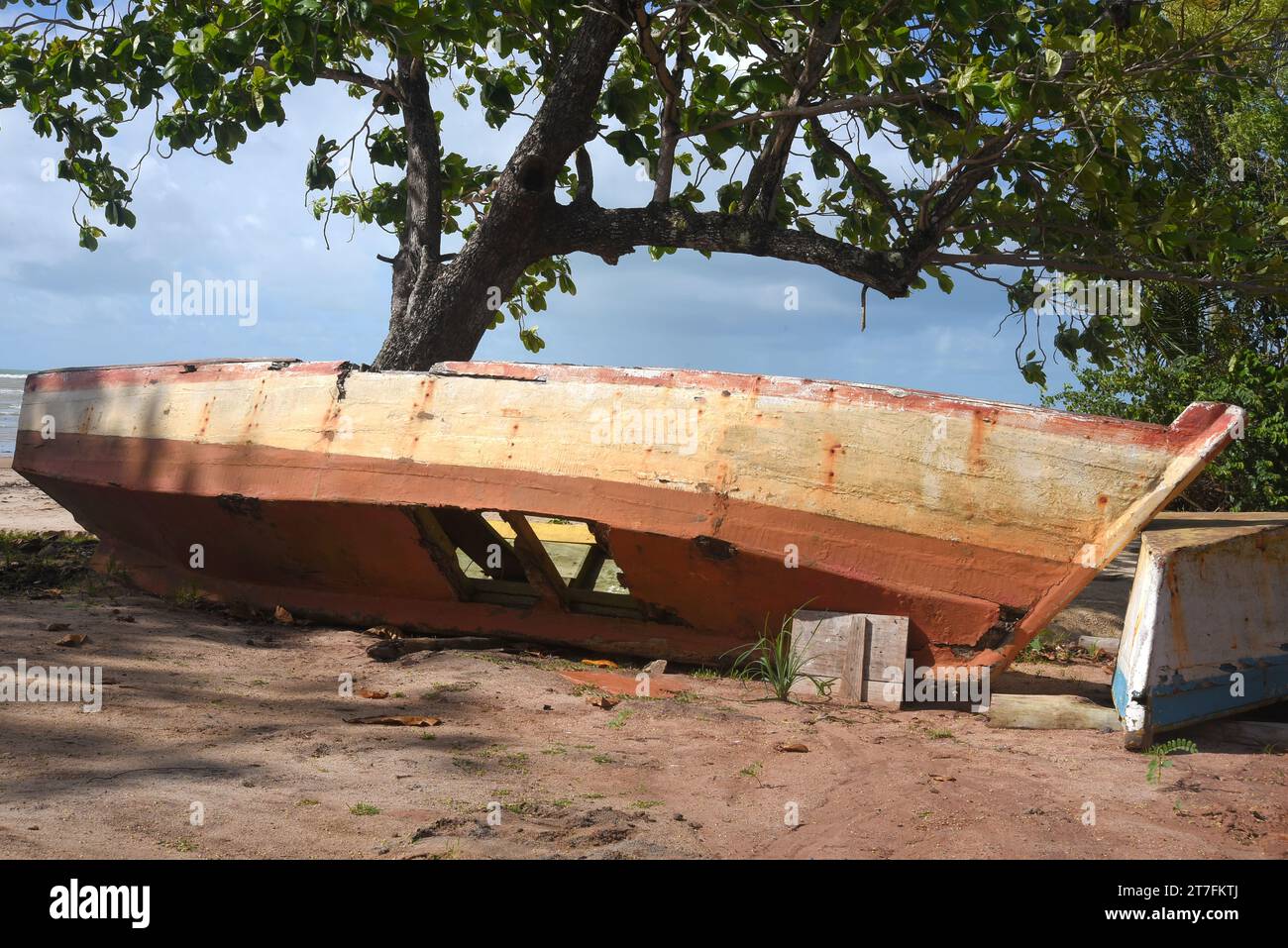 Bahia, Brésil - 7 septembre 2023 - vieux bateau de pêcheur abandonné sur la plage endommagé navire mer Banque D'Images