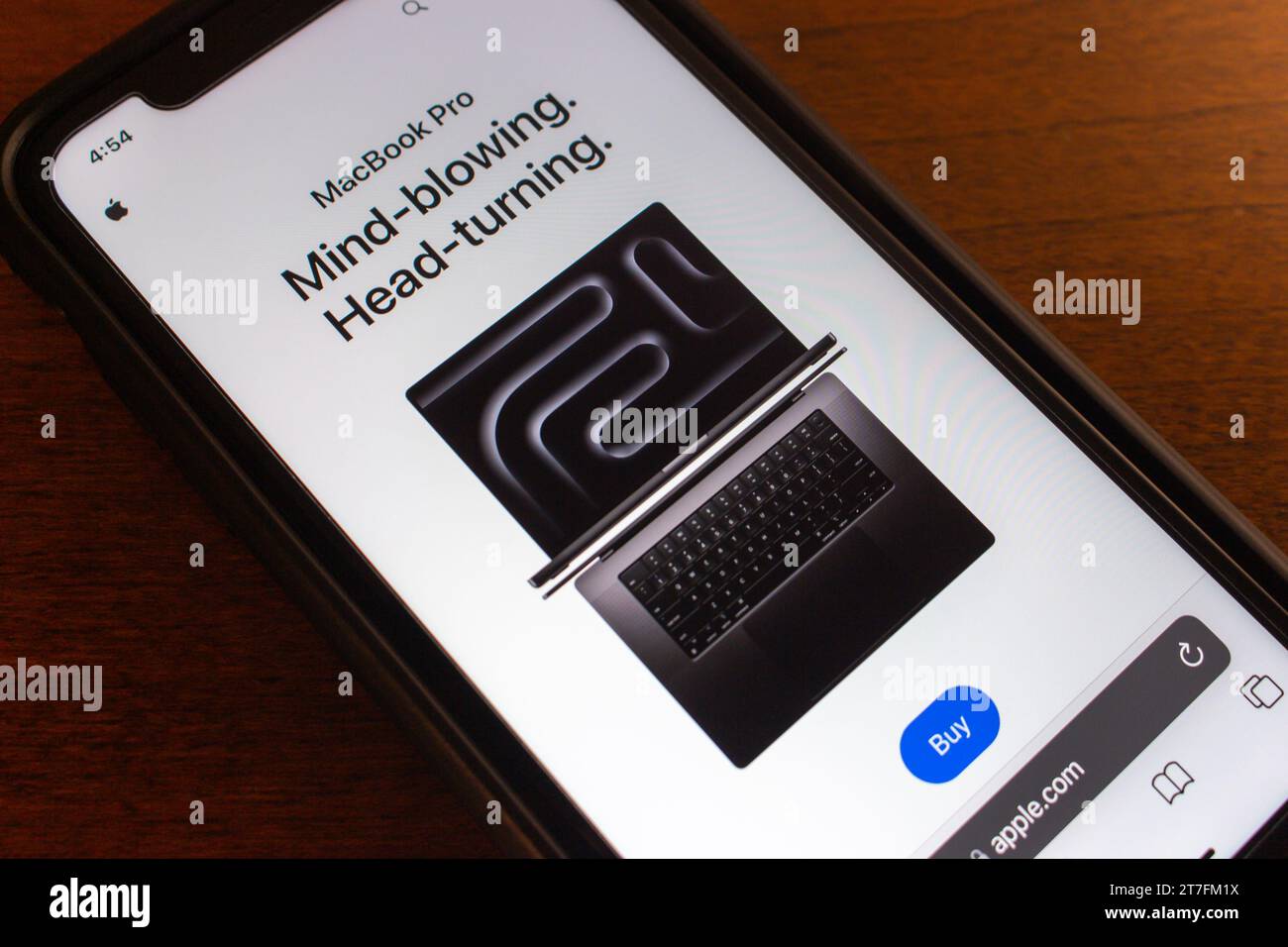 Vancouver, CANADA - novembre 14 2023 : site web du nouveau MacBook Pro Apple avec puce M3 (2023) vu dans l'écran de l'iPhone. Banque D'Images