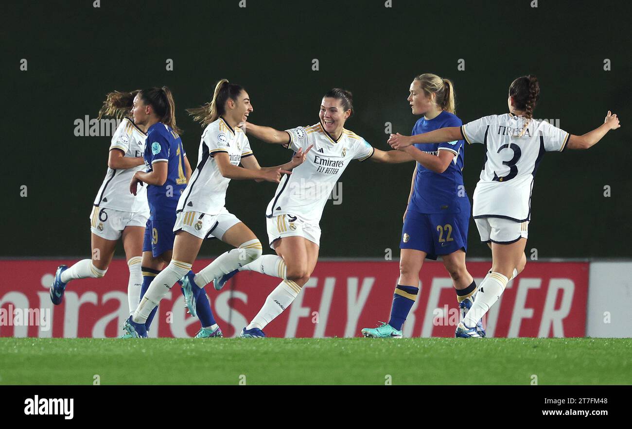 Olga Carmona du Real Madrid (troisième à gauche) célèbre avoir marqué le premier but de son équipe lors du match du groupe D de la Ligue des champions féminine de l'UEFA à l'Estadio Alfredo Di Stefano à Madrid, en Espagne. Date de la photo : mercredi 15 novembre 2023. Banque D'Images