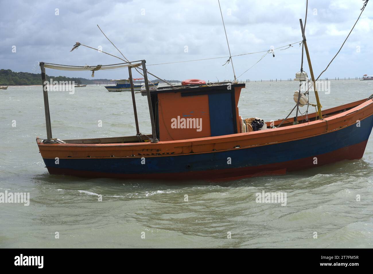 Brésil, Bahia 7 septembre 2023 : bateaux de pêche ancrés près de la plage de l'océan Banque D'Images