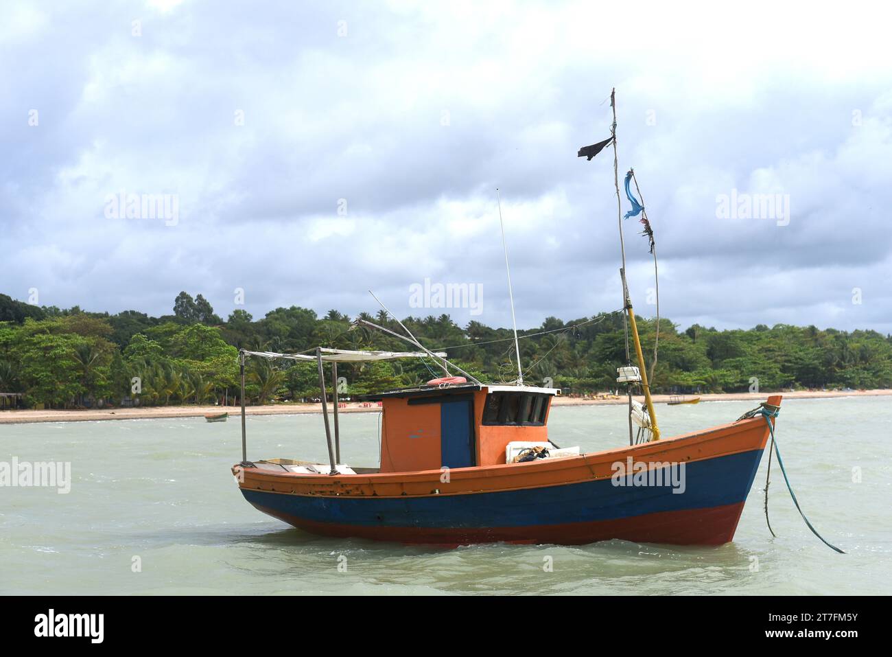 Brésil, Bahia 7 septembre 2023 : bateaux de pêche ancrés près de la plage de l'océan Banque D'Images