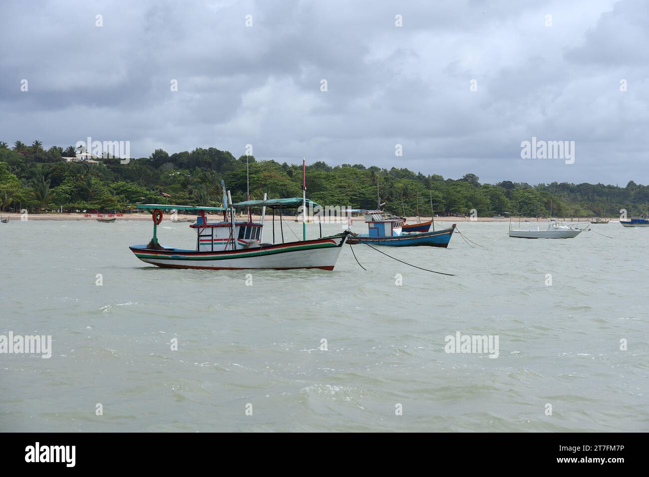 Brésil, Bahia 7 septembre 2023 : bateaux de pêche ancrés près de la plage de l'océan Banque D'Images