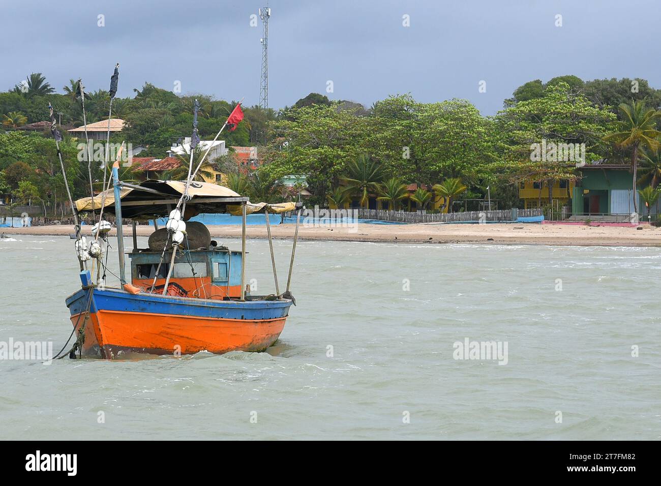 Brésil, Bahia 7 septembre 2023 : bateaux de pêche ancrés près de la plage de l'océan Banque D'Images