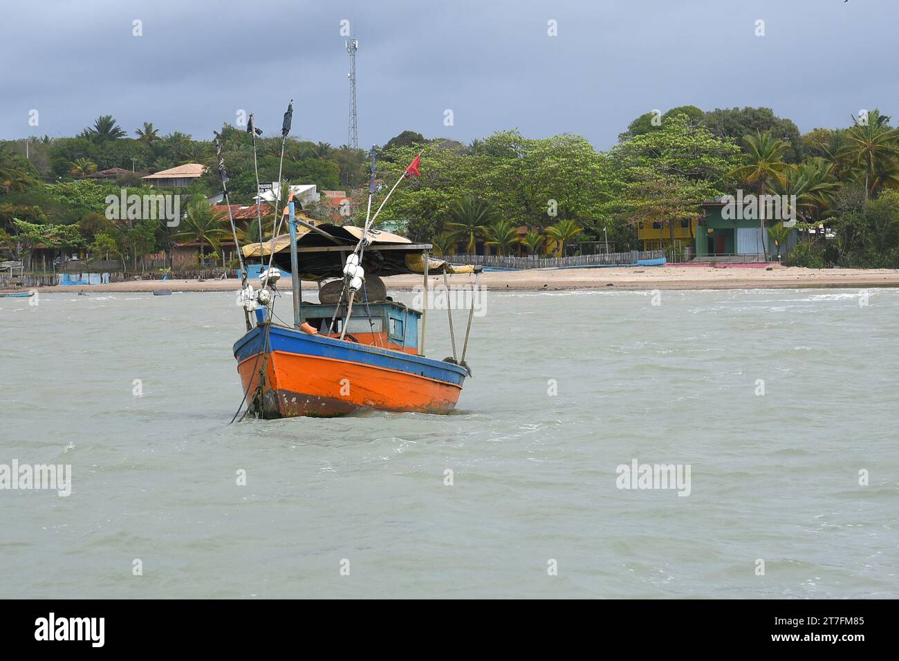 Brésil, Bahia 7 septembre 2023 : bateaux de pêche ancrés près de la plage de l'océan Banque D'Images