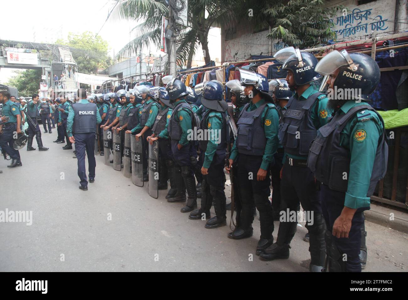 Dhaka Bangladesh 15 novembre 2023.lorsque le mouvement islamique a organisé mercredi après-midi une procession de masse vers la Commission électorale du Bangladesh devant la mosquée Baitul Mokarr pour protester contre le programme partial du gouvernement du parti, ils ont été arrêtés par la police dans la région de Shantinagar. Nazmul islam/alamy Live News Banque D'Images