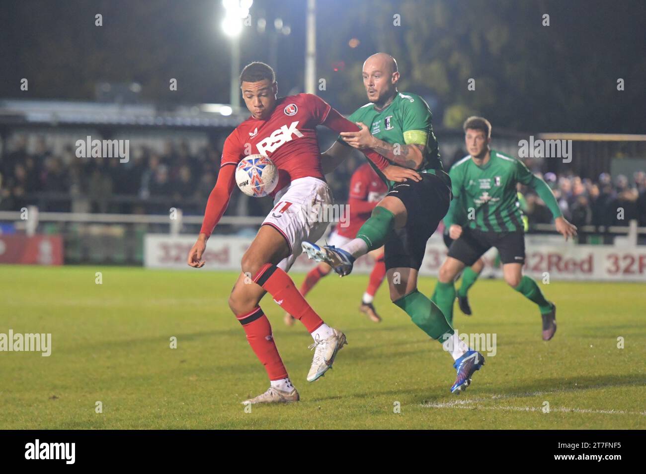 Londres, Angleterre. 15 novembre 2023. Miles Leaburn de Charlton Athletic est défié par Arthur Lee de Cray Valley Paper Mills lors de la compétition Emirates FA Cup entre Cray Valley Paper Mills et Charlton Athletic. Kyle Andrews/Alamy Live News Banque D'Images