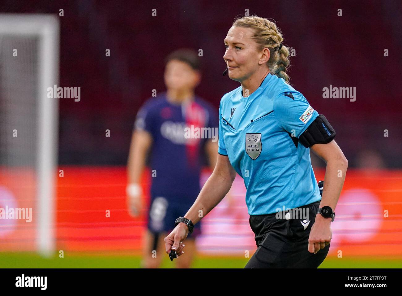 Amsterdam, pays-Bas. 15 novembre 2023. AMSTERDAM, PAYS-BAS - 15 NOVEMBRE : l'arbitre Tess Olofsson se penche sur le match Groupe C - UEFA Women's Champions League 2023/24 entre l'AFC Ajax et le Paris Saint-Germain au Johan Cruijff Arena le 15 novembre 2023 à Amsterdam, pays-Bas. (Photo de Joris Verwijst/Orange Pictures) crédit : Orange pics BV/Alamy Live News Banque D'Images
